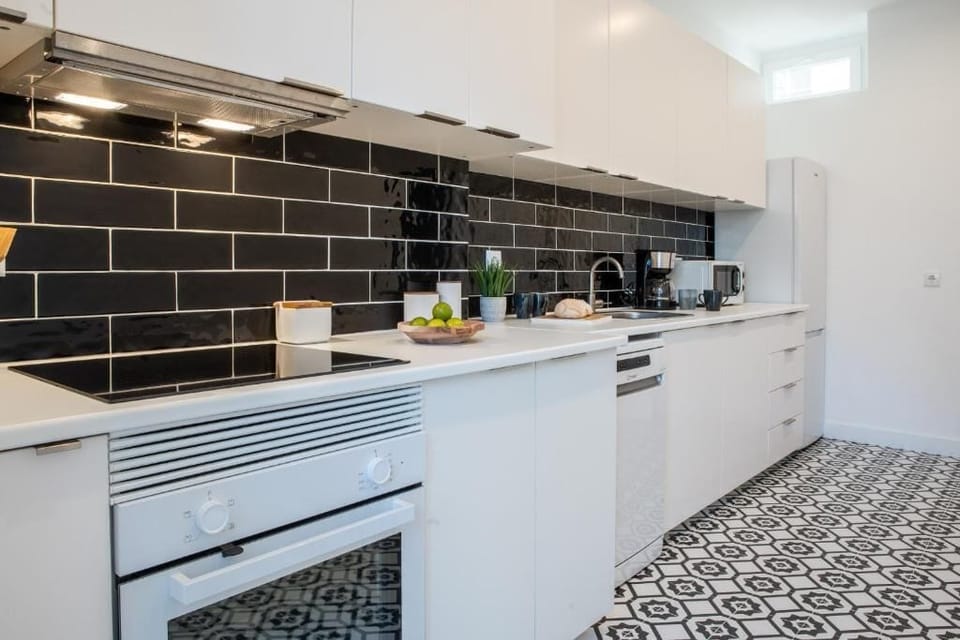 Full-size fridge, microwave, oven, stovetop
