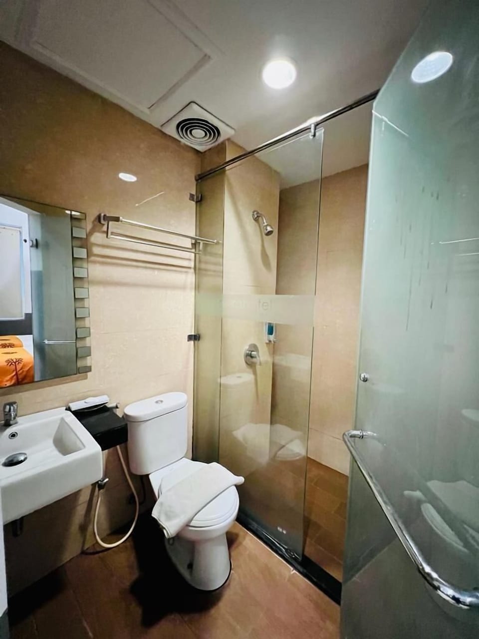 Deluxe Room | Bathroom | Shower, free toiletries, hair dryer (on request), slippers