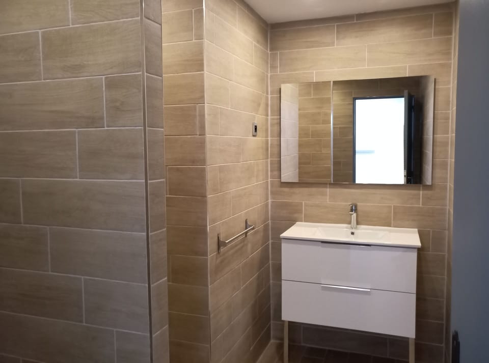 Room | Bathroom | Shower, towels, soap, shampoo
