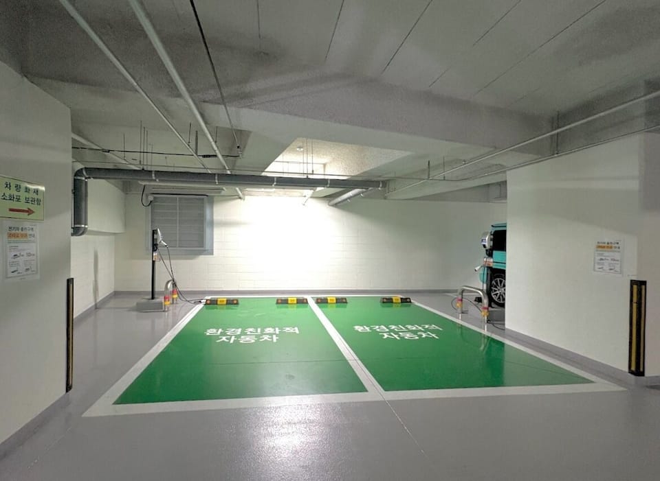 Electric vehicle charging station