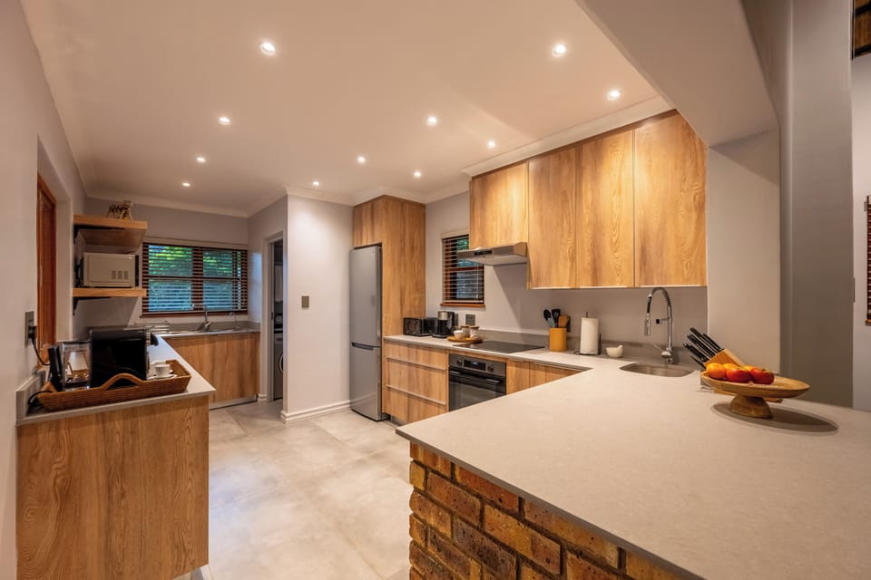 Full-size fridge, microwave, oven, stovetop