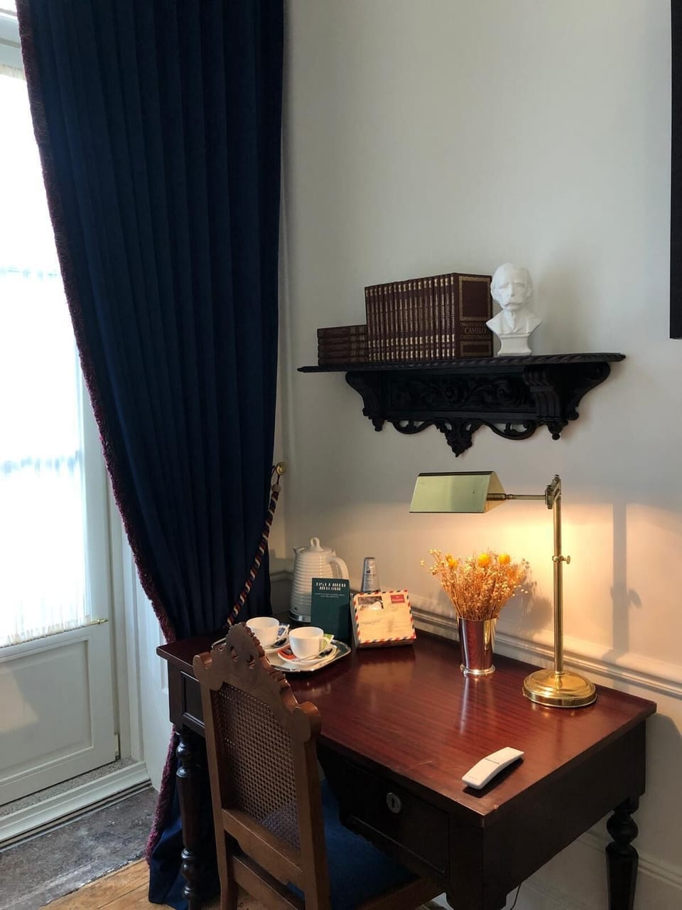 Deluxe Room | Desk, laptop workspace, soundproofing, iron/ironing board