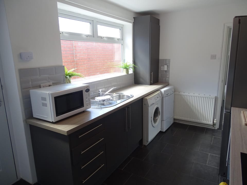 House | Private kitchen | Fridge, microwave, oven, stovetop