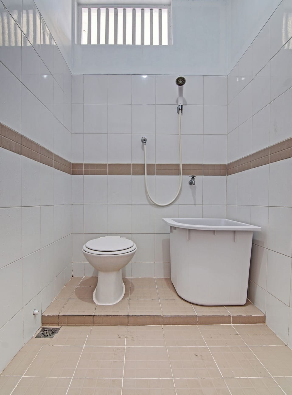 Economy Double Room | Bathroom | Shower, towels