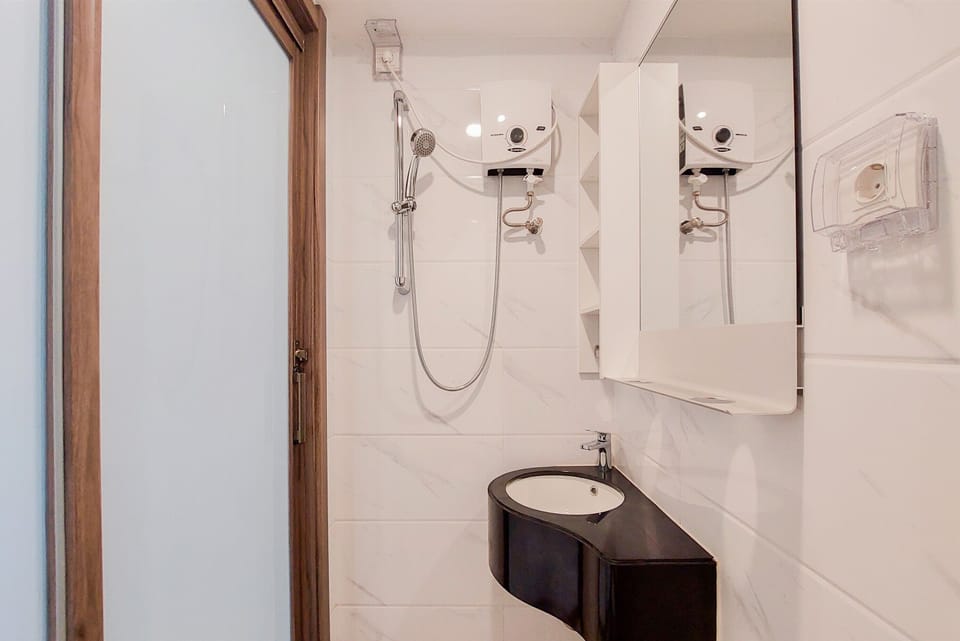 Studio | Bathroom | Shower, free toiletries, towels