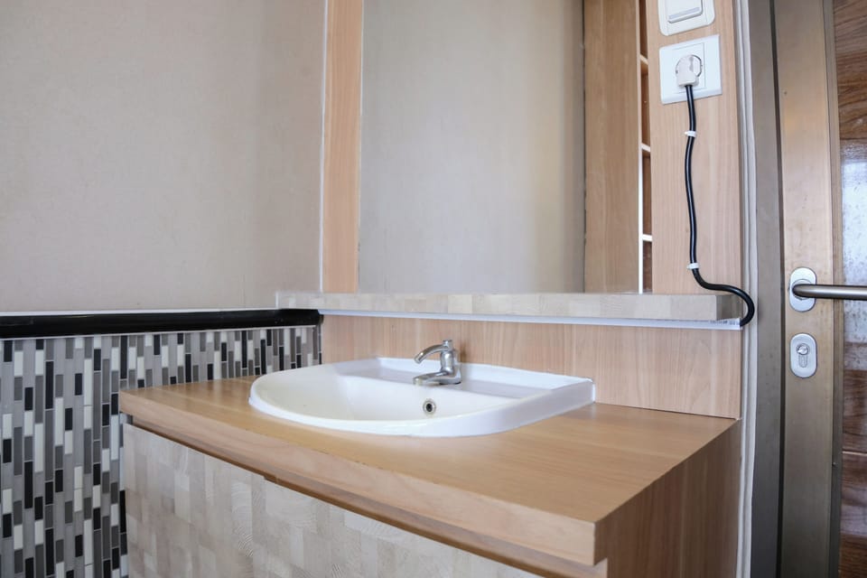 Apartment | Bathroom | Shower, free toiletries, towels