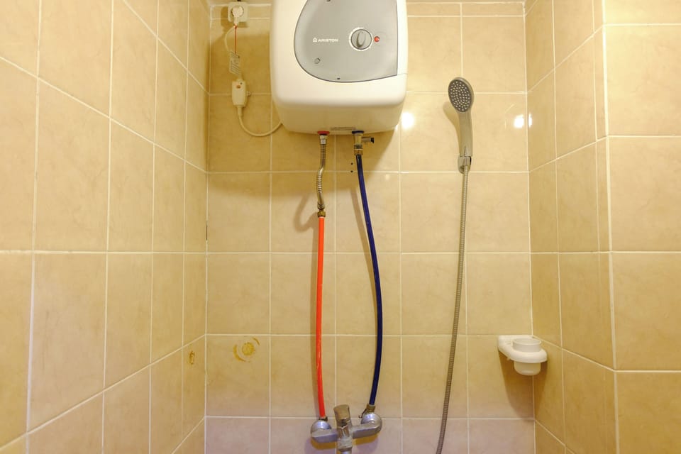 Studio | Bathroom | Shower, free toiletries, towels