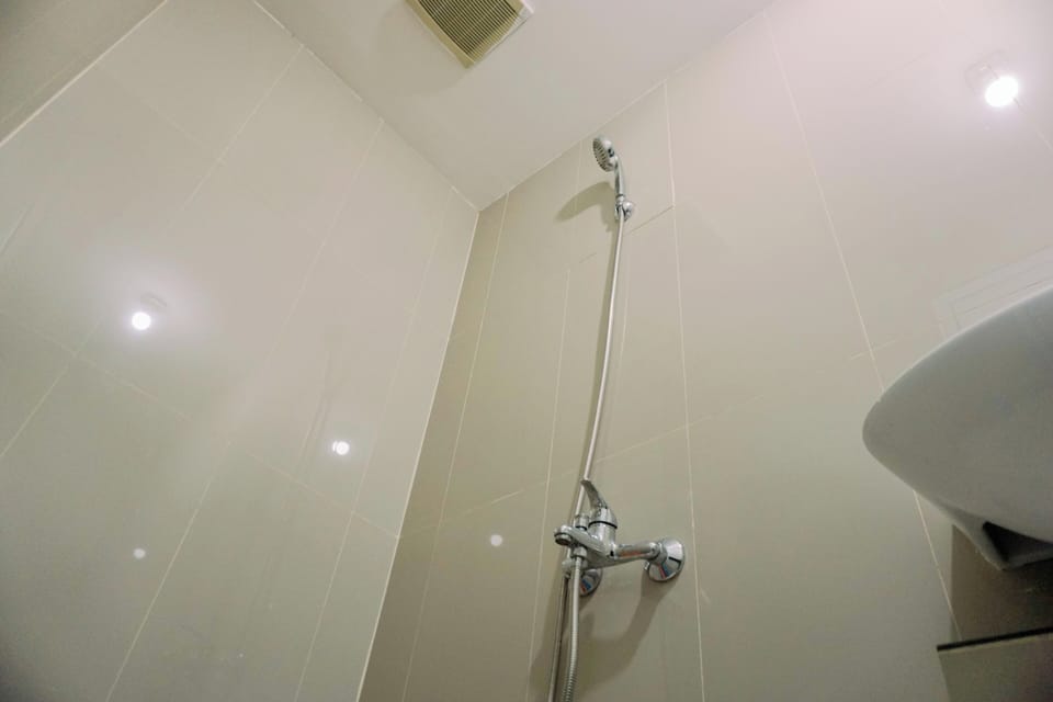 Studio | Bathroom | Shower, towels