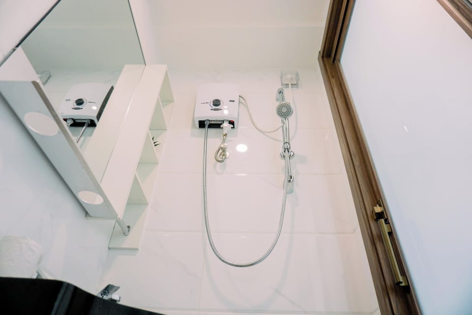 Studio | Bathroom | Shower, towels