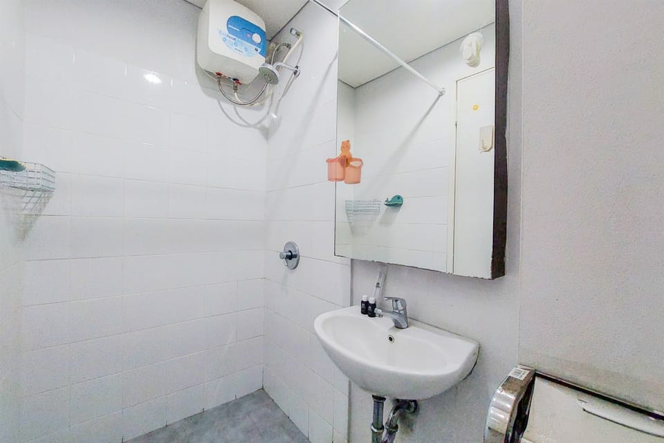 Studio | Bathroom | Shower, towels