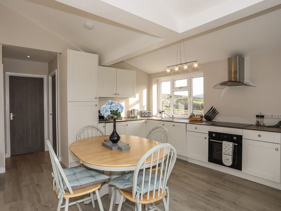 Cottage | Dining