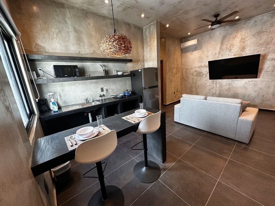 Deluxe Studio Suite | Private kitchen | Mini-fridge, microwave, stovetop, cookware/dishes/utensils