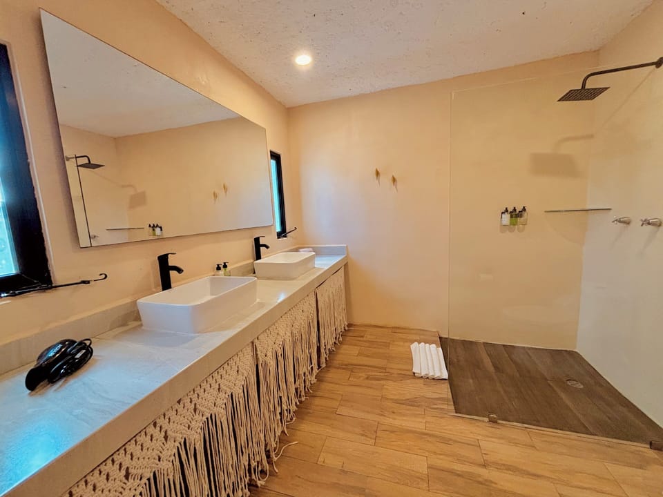 Signature Double Room | Bathroom amenities | Shower, towels, soap, shampoo