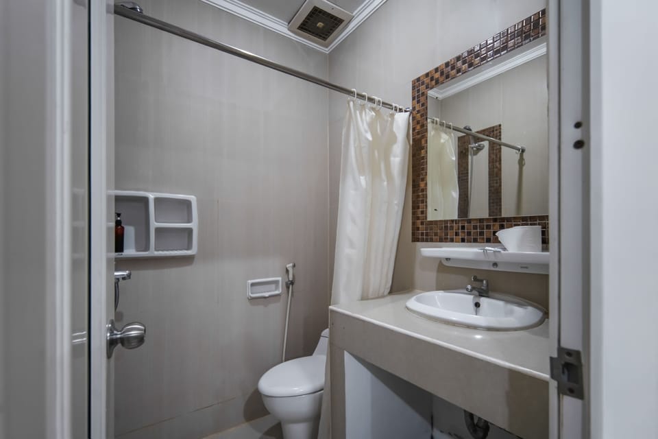 Deluxe Studio | Bathroom | Shower, towels