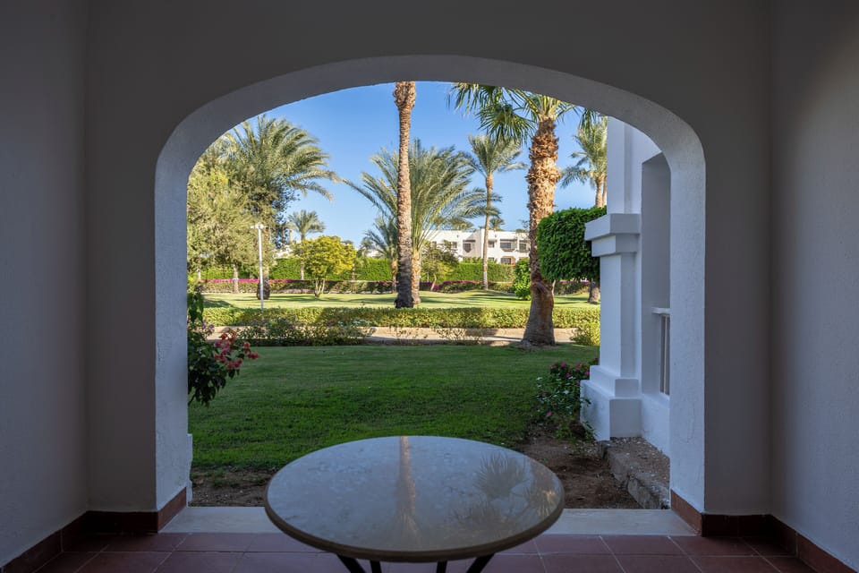 Standard Room, 1 King Bed, Balcony, Garden View | Garden view