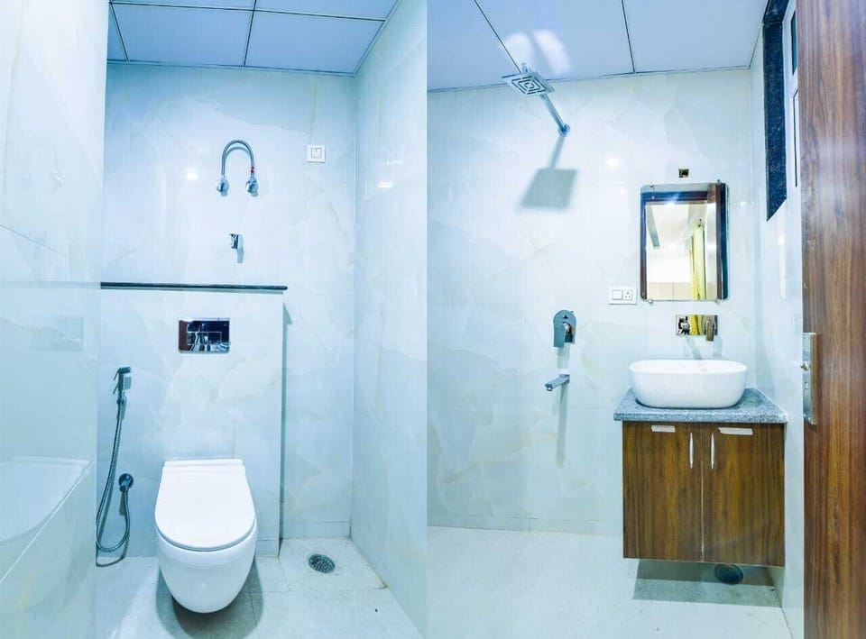 Shower, rainfall showerhead, free toiletries, bathrobes