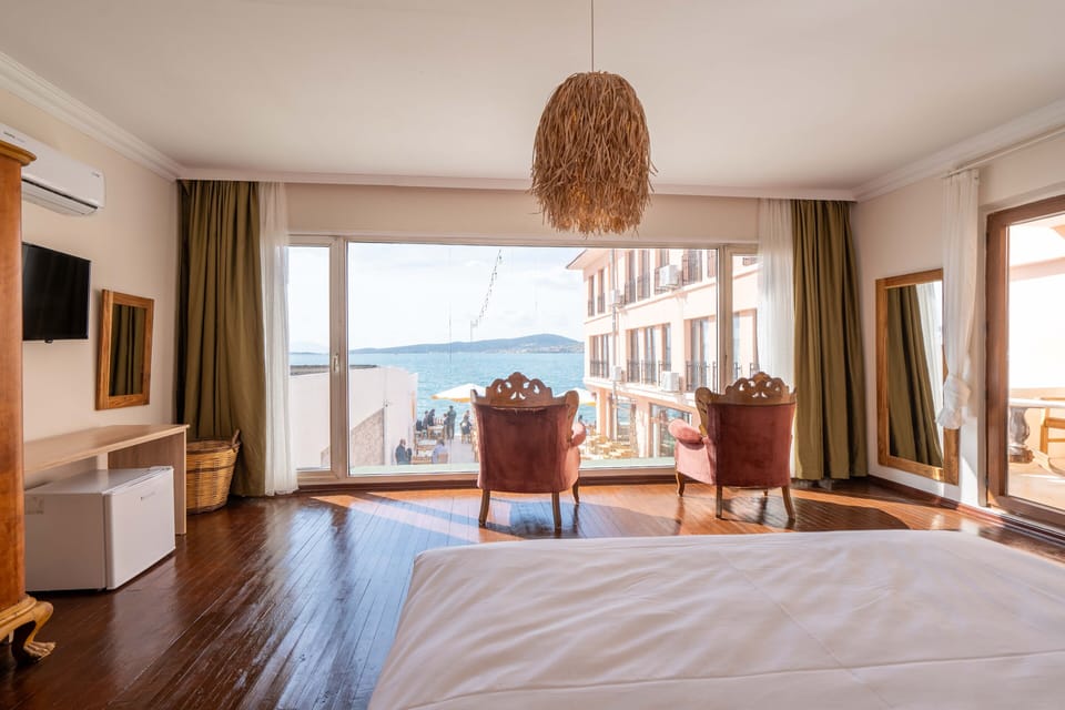 Deluxe Double Room, Balcony, Sea View | Minibar (some free items), WiFi (free), bed sheets