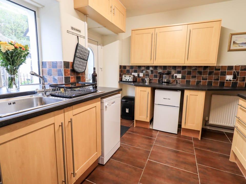 Cottage | Private kitchen | Fridge, dishwasher, cookware/dishes/utensils