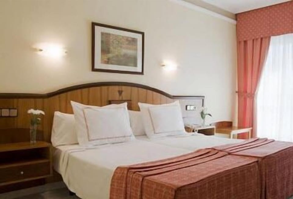 Twin Room | In-room safe, desk, cribs/infant beds, rollaway beds