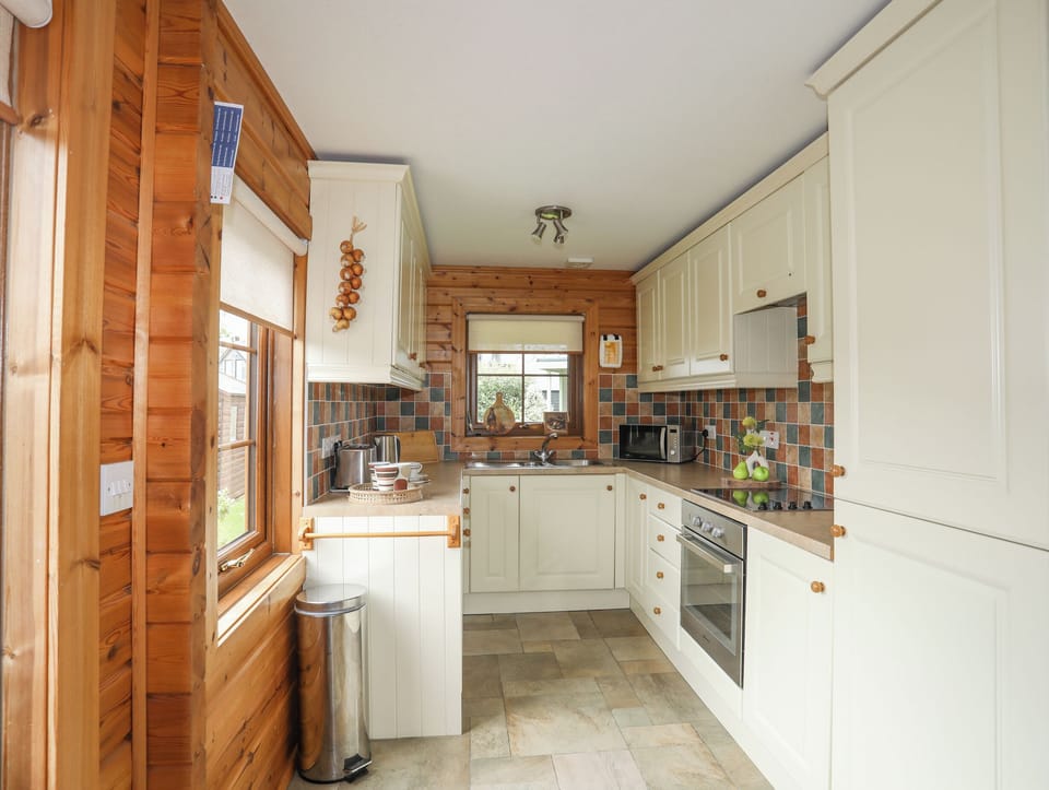 Cottage | Private kitchen | Fridge, dishwasher, electric kettle, toaster