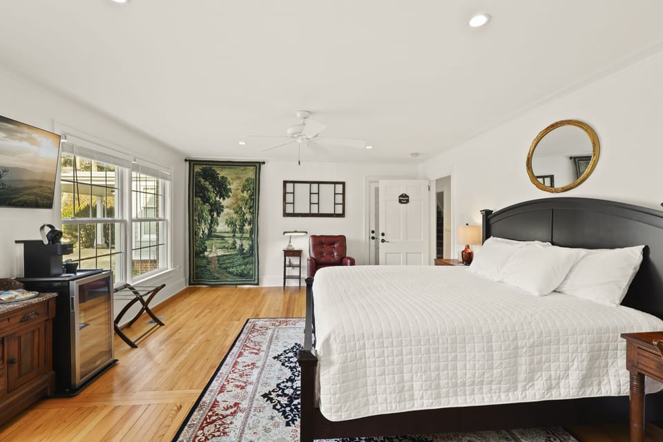 Luxury Suite | 1 bedroom, desk, laptop workspace, WiFi (free)