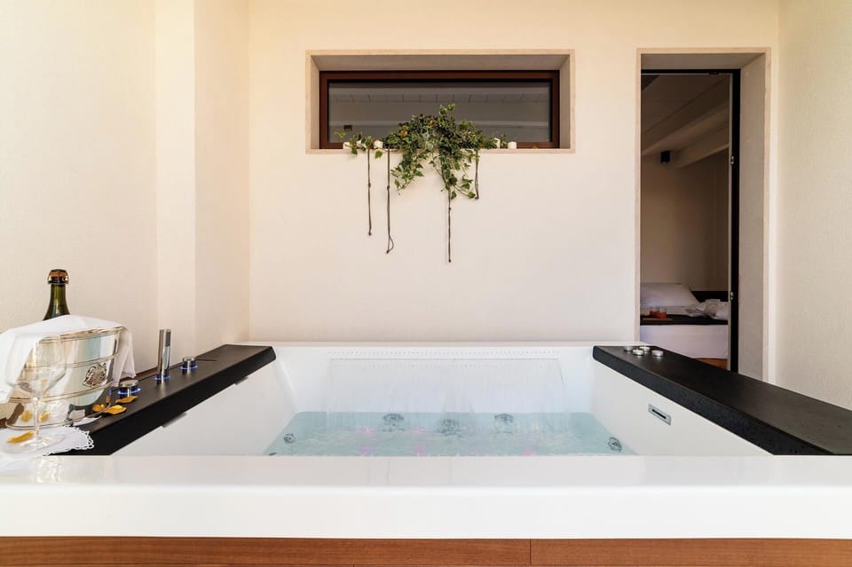 Luxury Room | Private spa tub