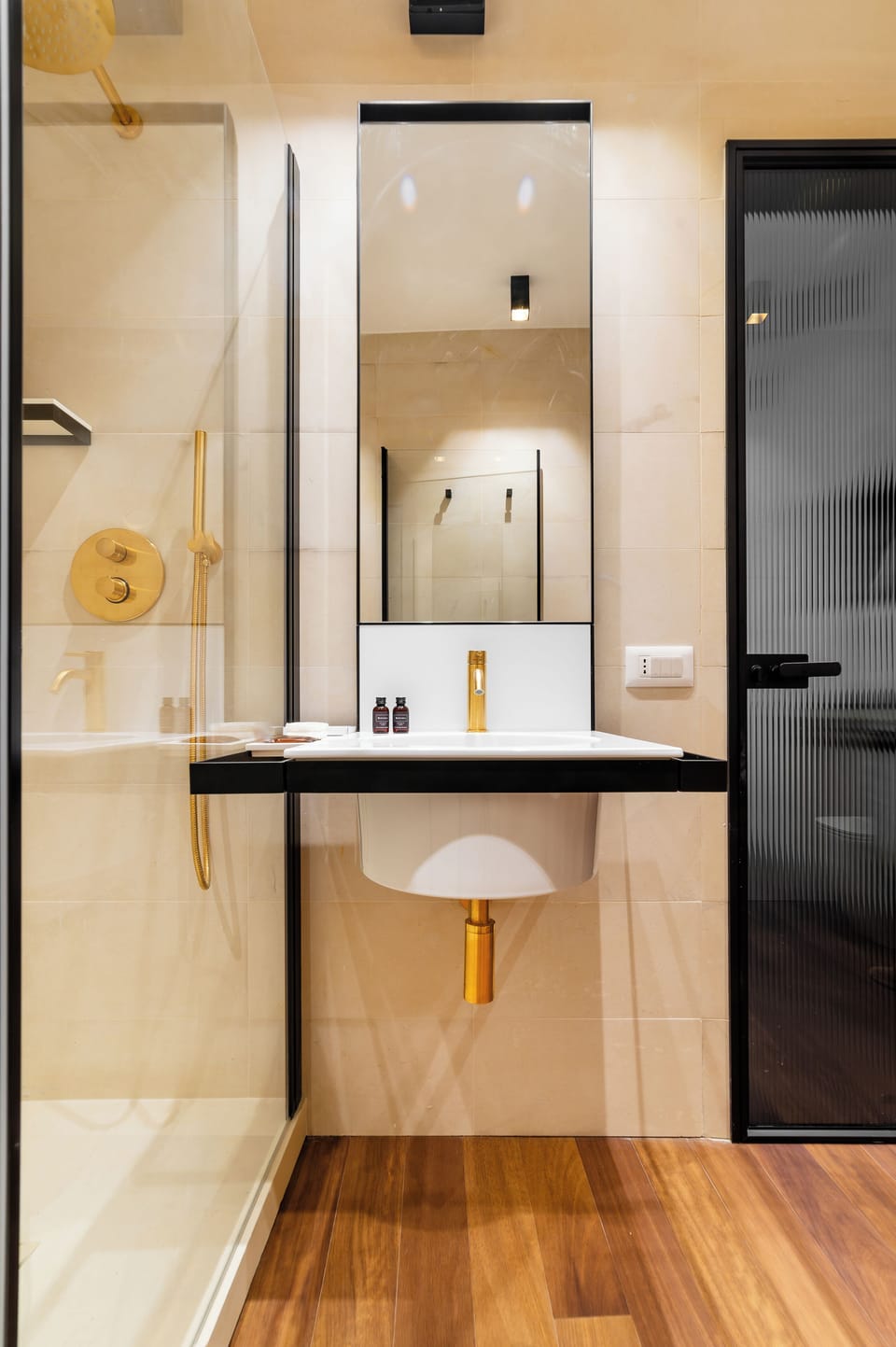 Deluxe Room | Bathroom | Shower, rainfall showerhead, hair dryer, slippers