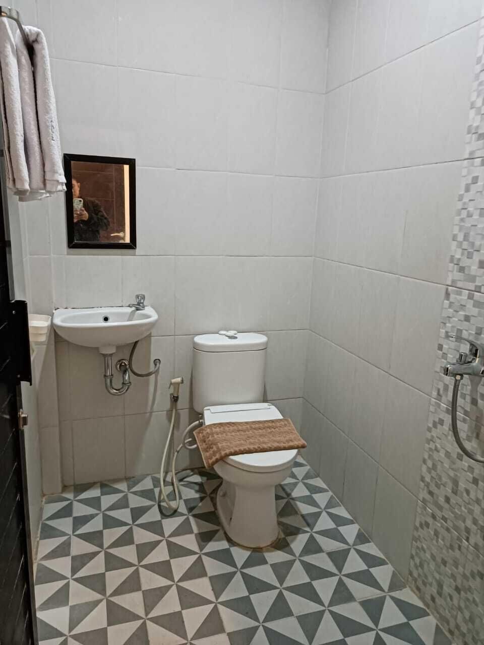 Suite Room | Bathroom | Shower, towels