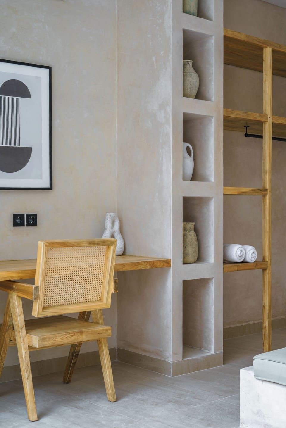 2 bedrooms, in-room safe, desk, iron/ironing board