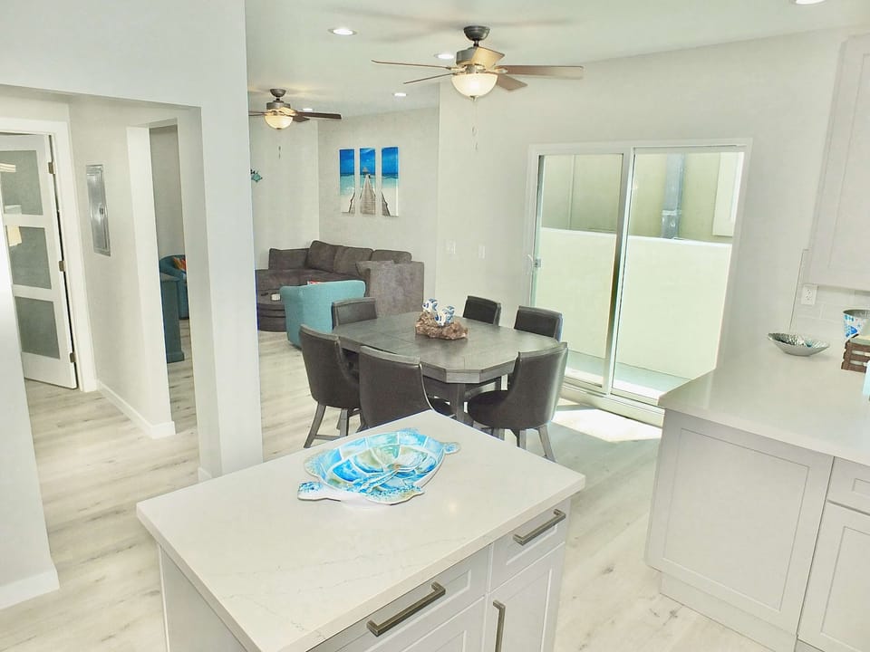 Condo, Multiple Beds, Kitchen (Beach & Bay Retreat) | Dining