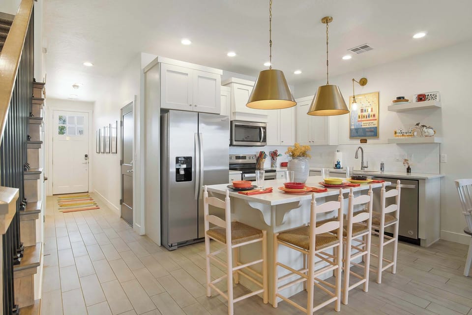 Townhome, Multiple Beds, Patio, Mountain View (Be Our Guest in Utah) | Private kitchen | Fridge, microwave, oven, stovetop