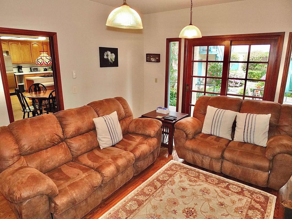 House, Multiple Beds, Patio, Garden View (Belmont Heights Retreat) | Living area | 42-inch flat-screen TV with digital channels, fireplace