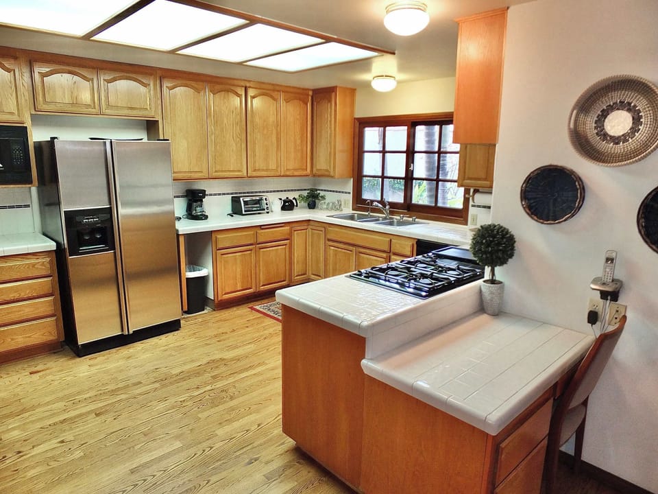Coffee/tea maker, fridge, microwave, oven