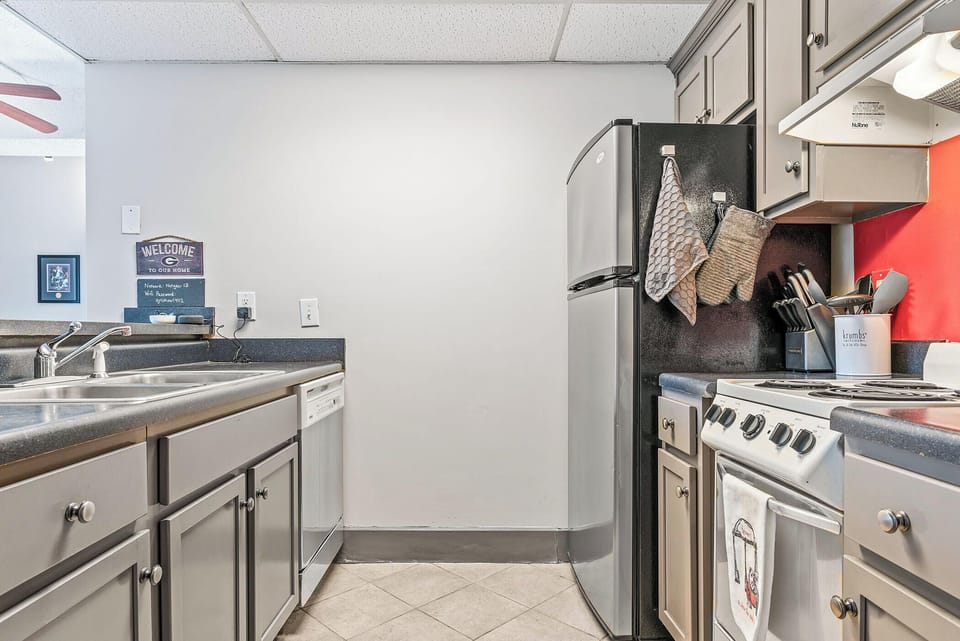 Condo, 2 Queen Beds, Kitchen, City View (Home Is Where the Arch is) | Private kitchen | Fridge, microwave, oven, stovetop
