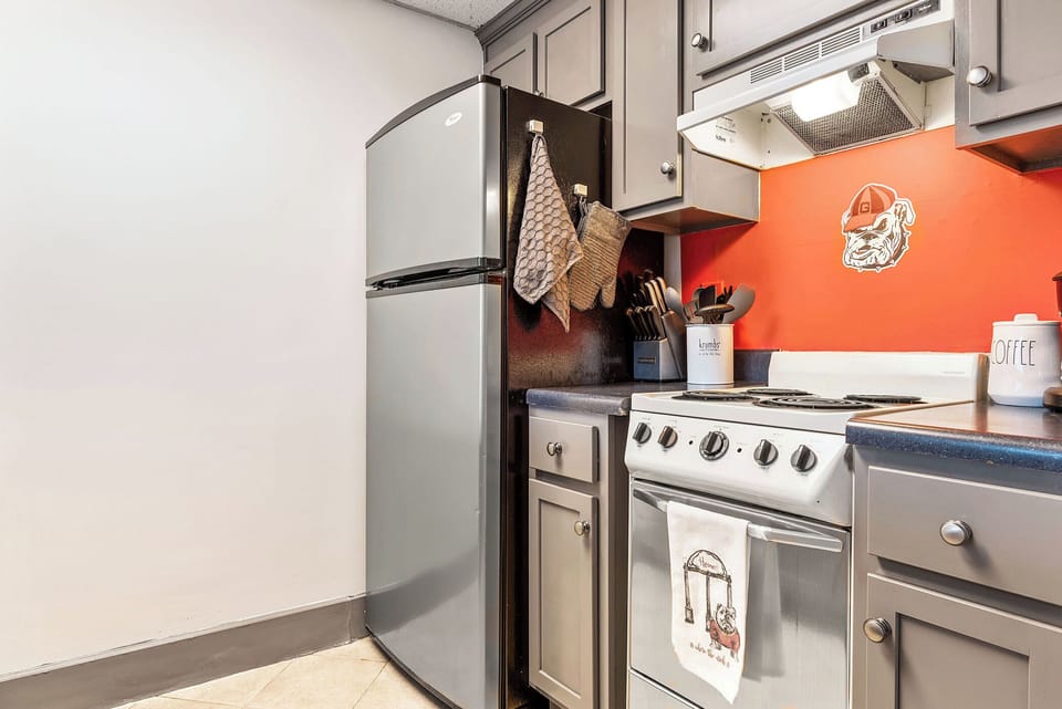 Condo, 2 Queen Beds, Kitchen, City View (Home Is Where the Arch is) | Private kitchen | Fridge, microwave, oven, stovetop