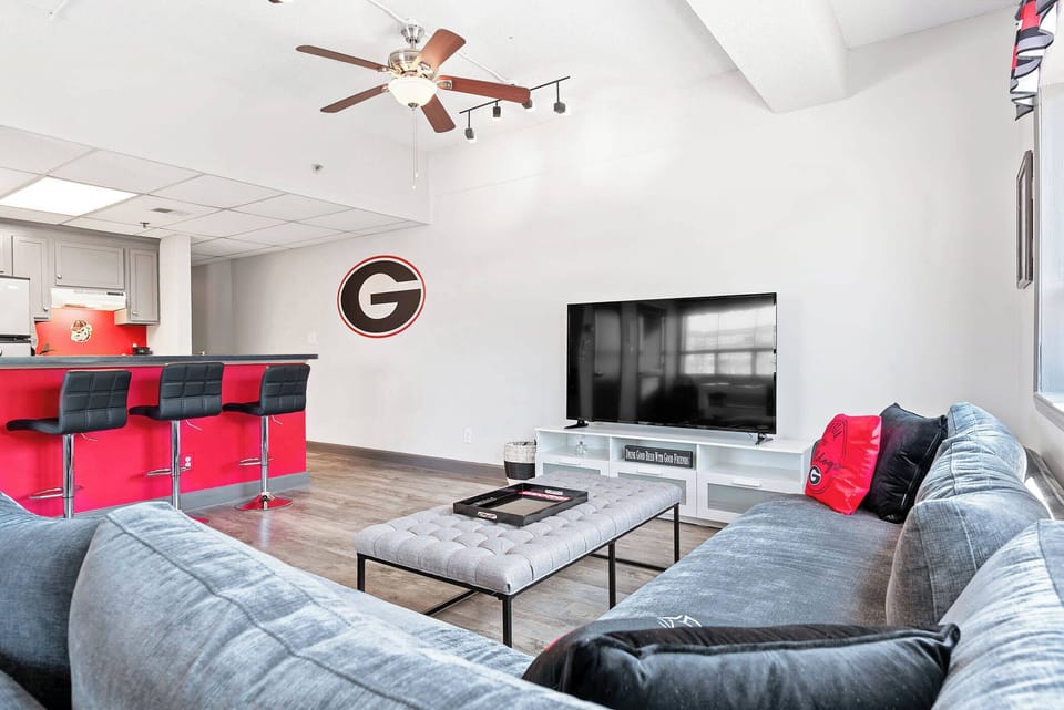 Condo, 2 Queen Beds, Kitchen, City View (Home Is Where the Arch is) | Living area | 65-inch flat-screen TV with digital channels