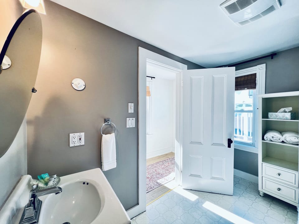 Grand Suite, 2 Bedrooms, Balcony, Corner | Bathroom | Free toiletries, hair dryer, towels, soap