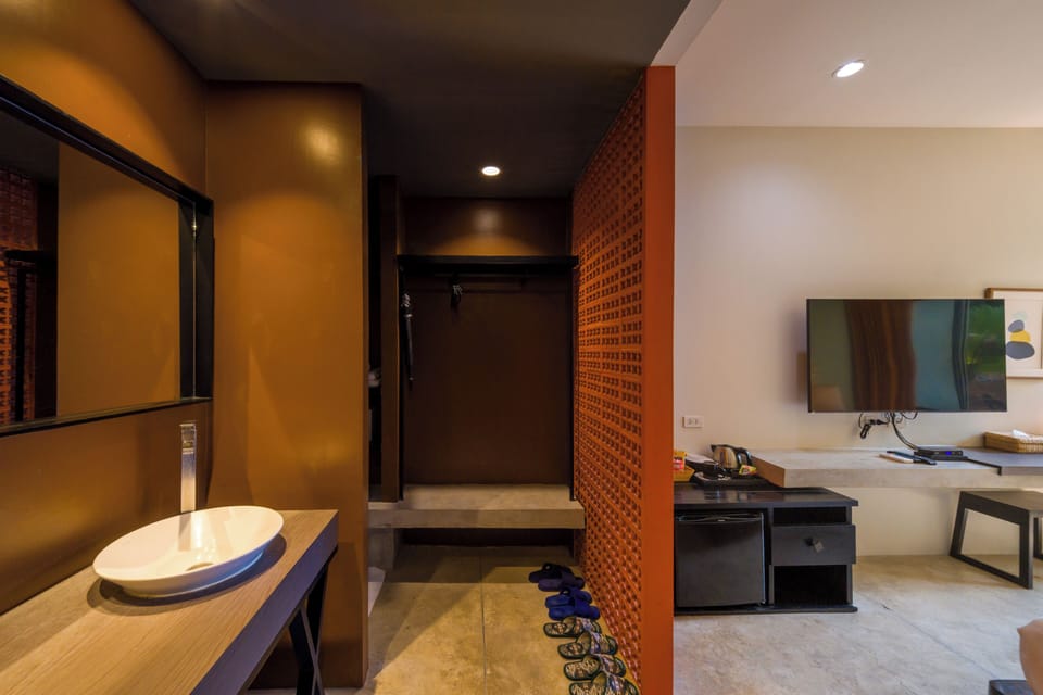 Cool Deluxe | Minibar, in-room safe, desk, blackout drapes