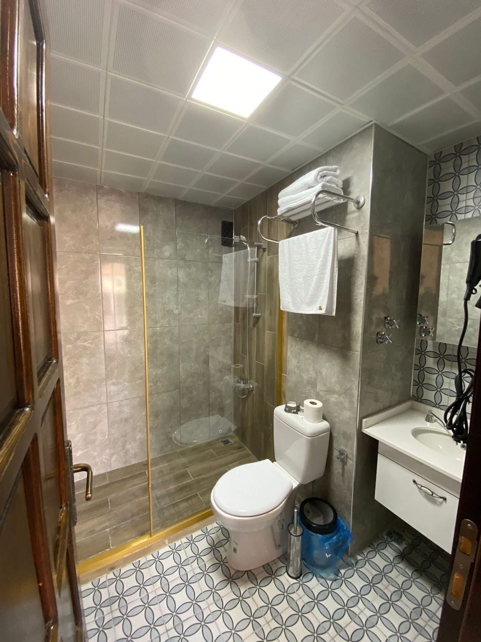 Shower, free toiletries, hair dryer, towels