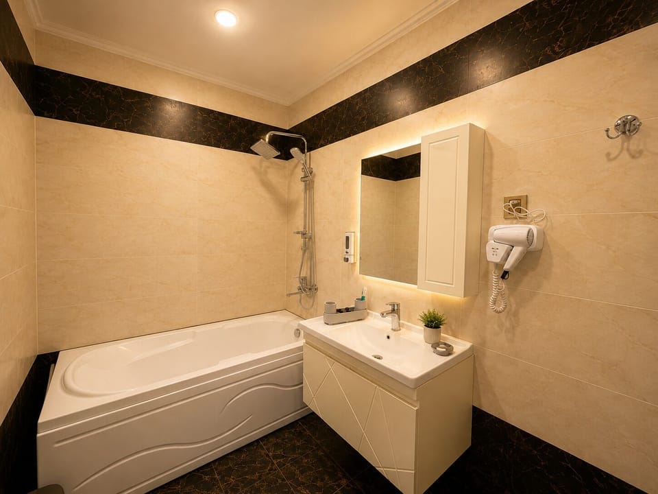 Executive Quadruple Room | Bathroom | Shower, rainfall showerhead, free toiletries, hair dryer