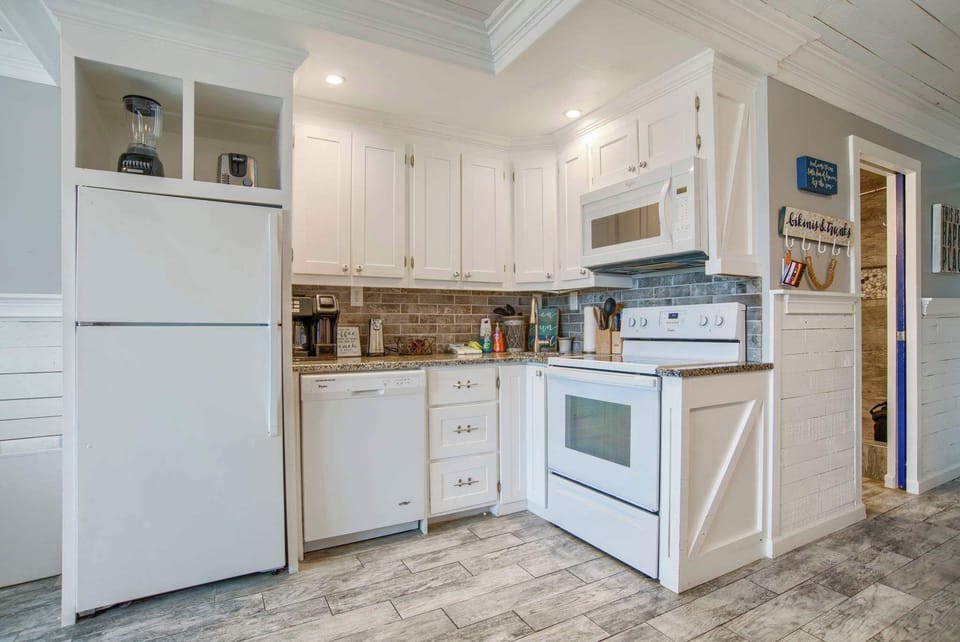 Studio Suite, 2 Queen Beds, Hot Tub, Garden View | Private kitchen | Fridge, microwave, oven, stovetop