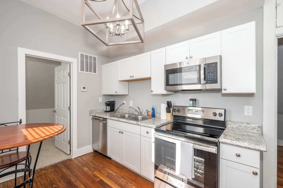 Condo, 1 Queen Bed, Kitchen | Private kitchen | Coffee/tea maker, fridge, microwave, oven