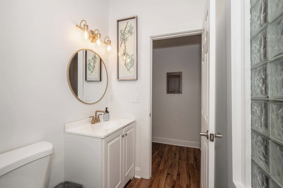 The Heart of Madison Suites Apartment in Covington