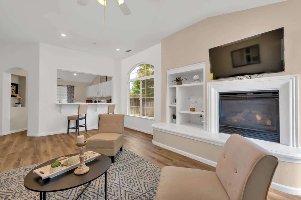 House, Multiple Beds, Fireplace, Garden View (University Pastoral) | Living area | 42-inch flat-screen TV with digital channels, fireplace