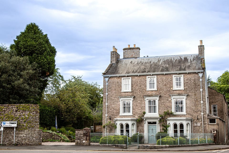 House | 8 bedrooms, desk