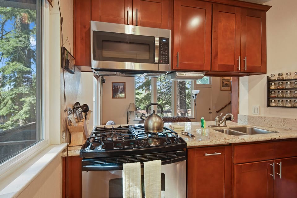 Townhome, Multiple Beds, Balcony, Mountain View (Getaway in Tahoe City) | Private kitchen | Fridge, microwave, oven, stovetop