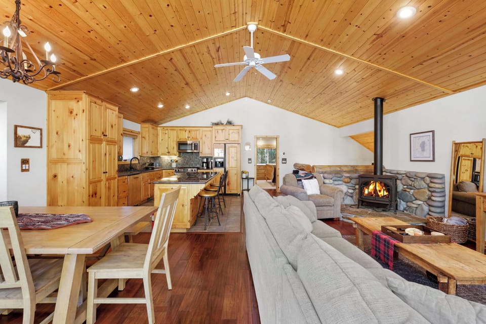 House, Multiple Beds, Hot Tub, Mountain View (Alpine Gem) | Living area | 50-inch flat-screen TV with digital channels, TV, fireplace