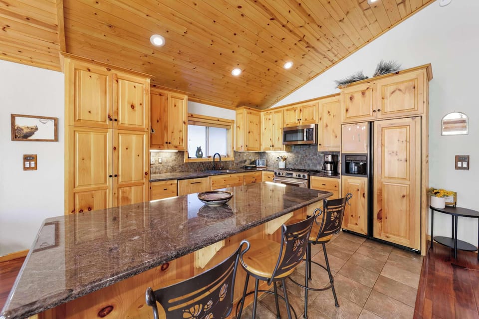 House, Multiple Beds, Hot Tub, Mountain View (Alpine Gem) | Private kitchen | Fridge, microwave, oven, stovetop