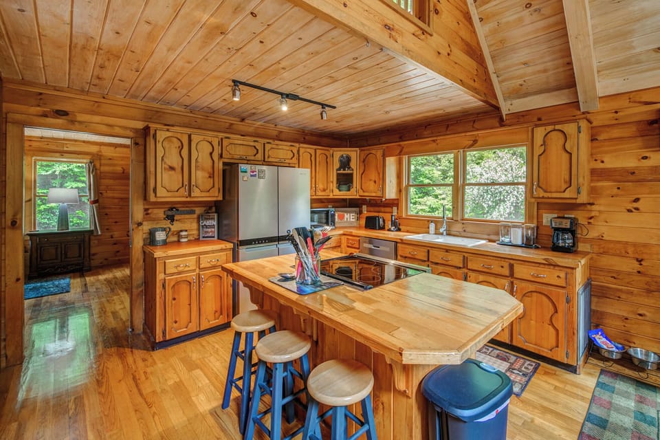 Cabin, Multiple Beds, Hot Tub, Mountain View (Bear Track Falls) | Private kitchen | Fridge, microwave, oven, stovetop