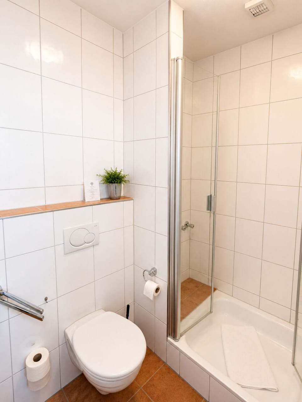 Single Room, Private Bathroom | Bathroom | Shower, hair dryer, towels
